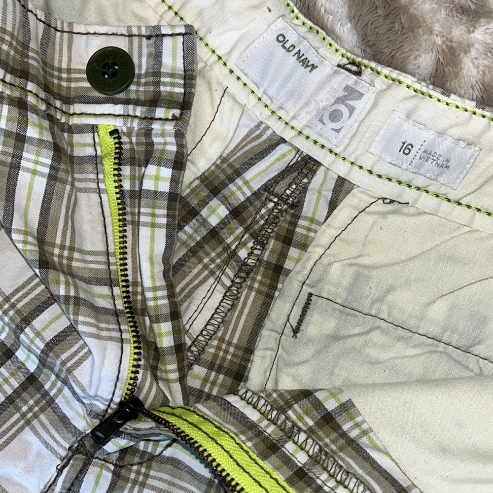 Boy’s Plaid Old Navy Bermuda Shorts - Picture 4 of 5